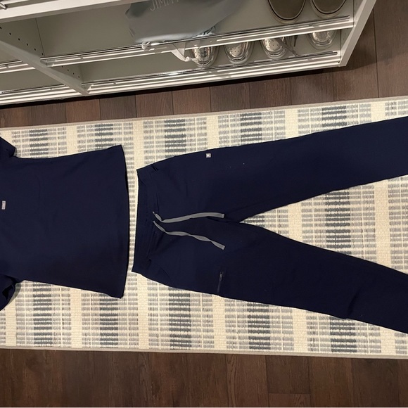 FIGS scrub top and matching bottoms, navy, size XS and XXS - Picture 4 of 13